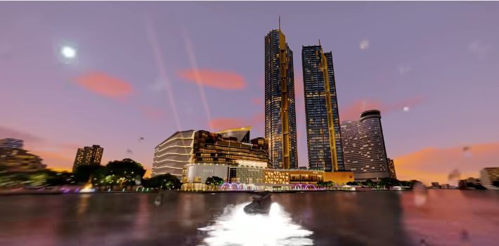 เรือแล่นเกิดแนวน้ำสีขาวโดยมีกลุ่มอาคารสูงริมน้ำในคลิป Bangkok Heat
